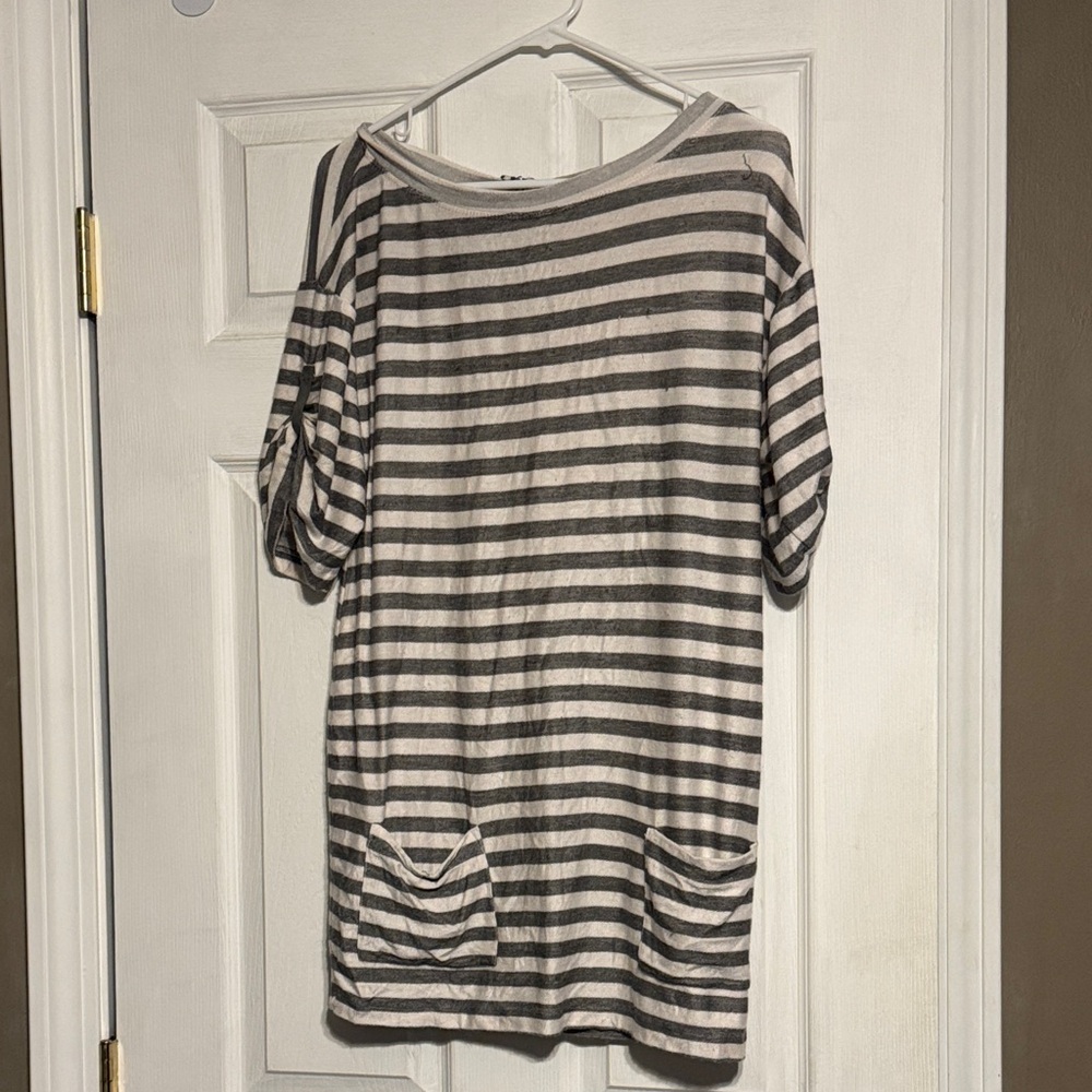 GUC A Pea in the Pod Gray and White Striped Zipper Back Sweater size L